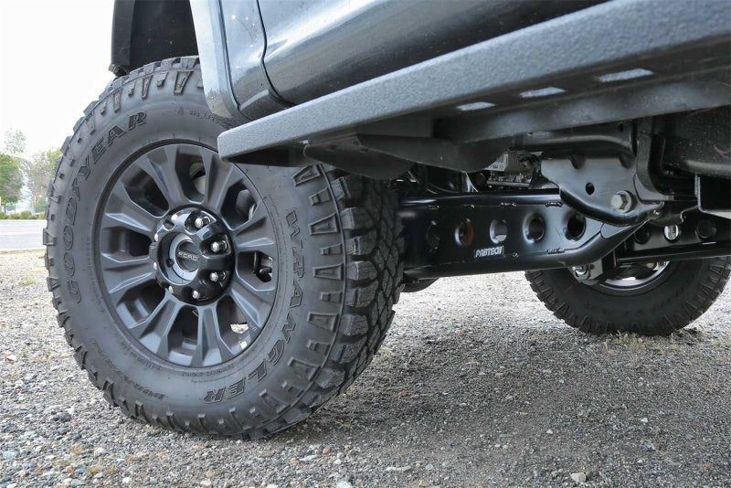 Fabtech lift kit for Ford F250, F350, F450, F550 4WD trucks with radius arm system, showing the lifted truck suspension setup.