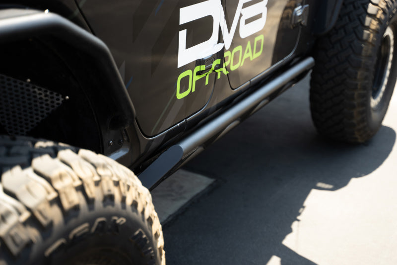 DV8 Offroad 18-23 Jeep Wrangler JL 4-door FS-15 Series rock sliders mounted on side of vehicle, exterior body armor and rock rails.