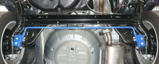 Cusco 16mm rear sway bar for Juke YF15 2WD, showing the black metal sway bar with mounting brackets and bushings.