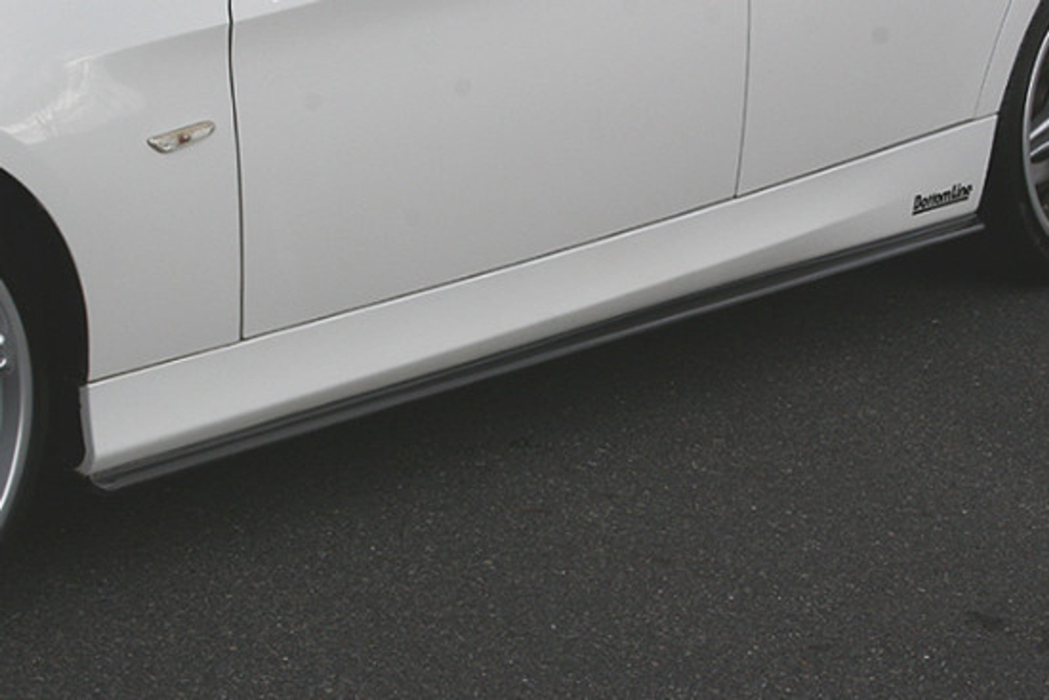 CHARGE SPEED 2005-2008 BMW E90 3-SERIES SEDAN BOTTOM LINE FRP SIDE SKIRTS