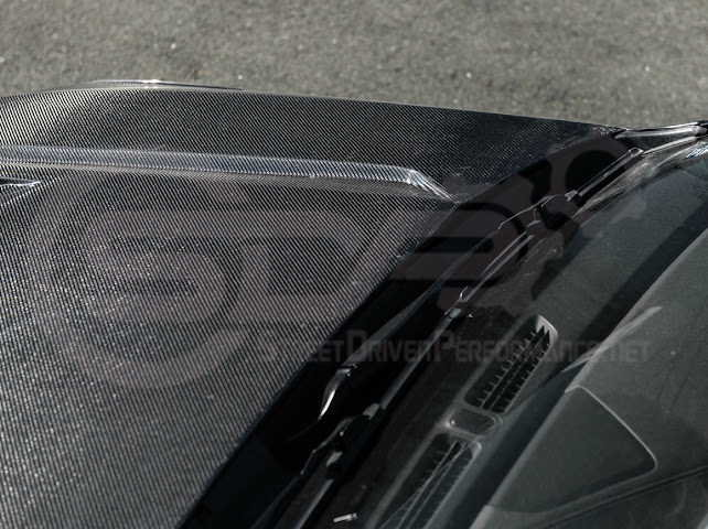 Black Wing style carbon fiber vented front hood for 2020+ Cadillac CT4 and CT4-V models, featuring sporty design and performance vents.