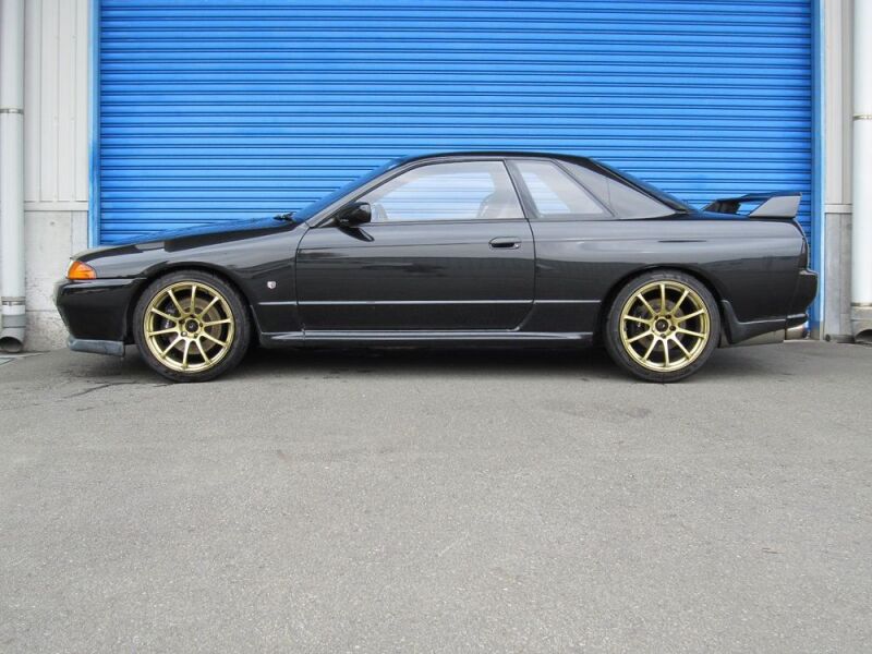 HKS HIPERMAX S coilover suspension kit for Nissan BNR32 skyline, showing the assembled coilovers with adjustable shocks