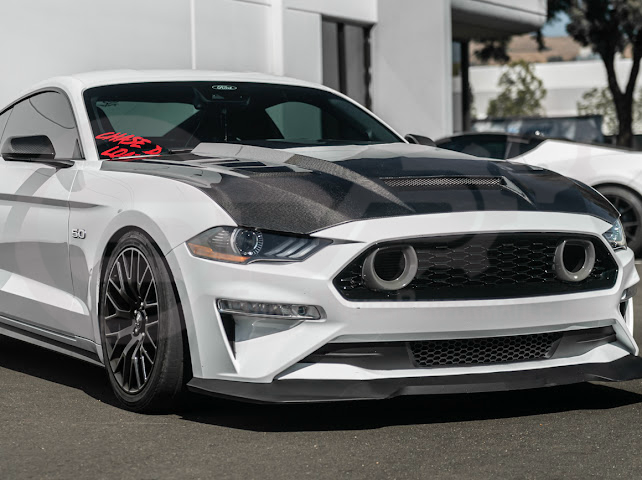2018-2023 FORD MUSTANG S550 | TERMINATOR STYLE CARBON FIBER FRONT AIR VENTED HOOD