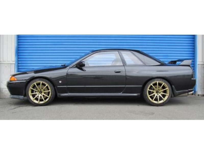 HKS Hipermax R coilover kit installed on Nissan BNR32 Skyline, showing adjustable suspension components and sporty stance