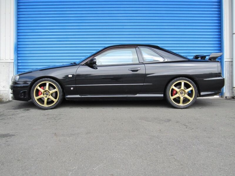 HKS HIPERMAX S ER34 coilover suspension kit installed on a Nissan ER34 Skyline, showing adjustable shock absorbers and coil springs.